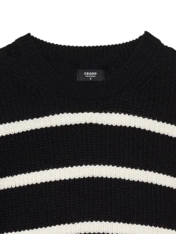 Czarno-biały sweter z szerokim rękawem