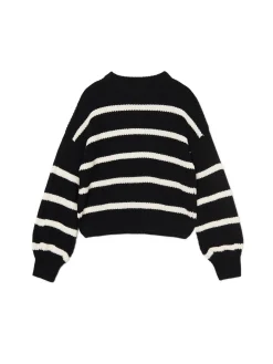 Czarno-biały sweter z szerokim rękawem