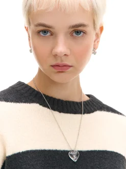 Czarno-kremowy sweter w paski