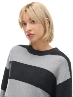 Czarno-szary sweter w paski