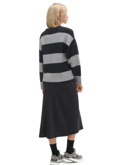 Czarno-szary sweter w paski