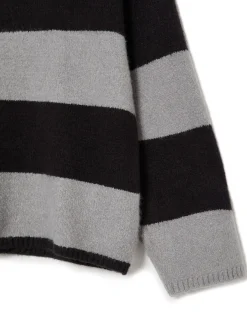 Czarno-szary sweter w paski