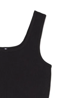 Czarny crop top na ramiączkach