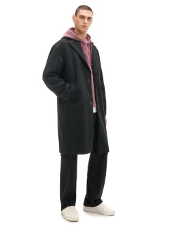 Czarny klasyczny płaszcz