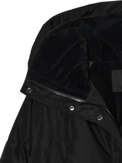 Czarny pikowany płaszcz z kapturem
