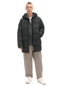 Czarny pikowany płaszcz z kapturem