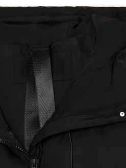 Czarny pikowany płaszcz z kapturem