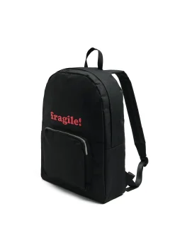 Czarny plecak z napisem