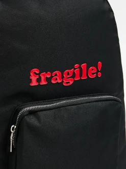 Czarny plecak z napisem