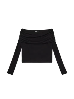 Czarny sweter typu carmen