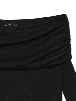 Czarny sweter typu carmen