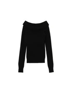 Czarny sweter typu carmen