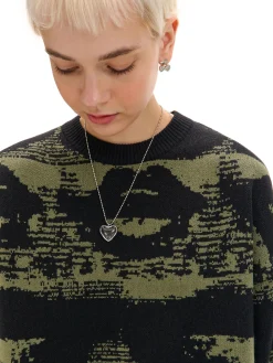 Czarny sweter z artystycznym nadrukiem