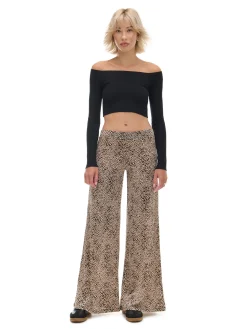 Czarny sweter z odkrytymi ramionami