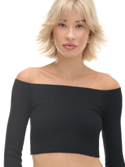 Czarny sweter z odkrytymi ramionami