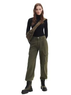 Czarny sweter z półgolfem