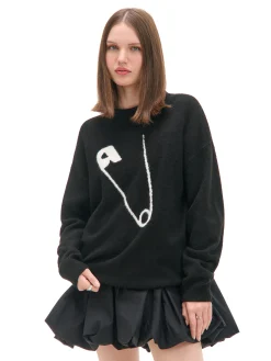 Czarny sweter ze agrafką