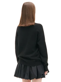 Czarny sweter ze agrafką