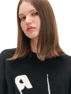 Czarny sweter ze agrafką