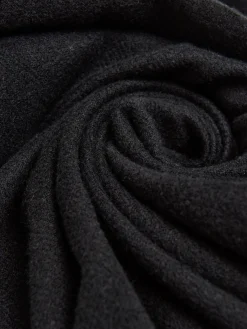 Czarny szalik z frędzlami