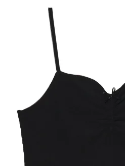 Czarny top z ozdobnym marszczeniem