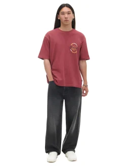 Czerwona koszulka z nadrukiem