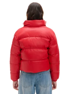 Czerwona kurtka puffer z efektem skóry