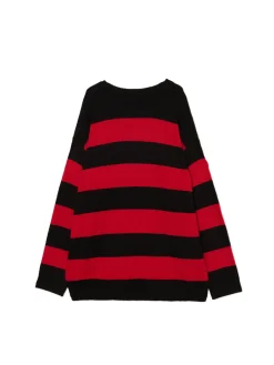 Czerwony sweter w paski