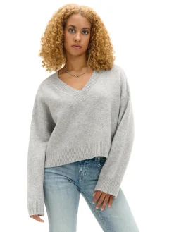 Gładki jasnoszary sweter