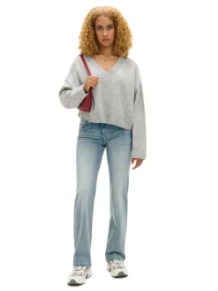 Gładki jasnoszary sweter