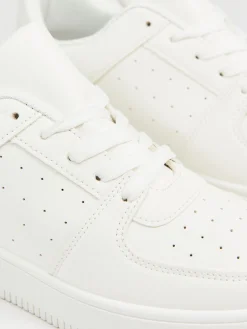 Gładkie białe sneakersy