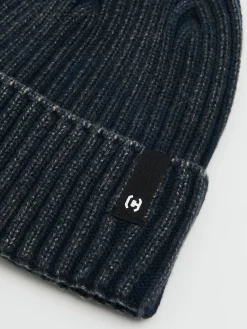 Granatowa czapka beanie z naszywką