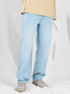 Jasne jeansy relaxed