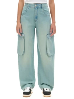 Jasne jeansy skater z efektem sprania