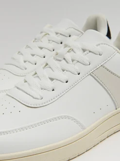 Jasne sportowe sneakersy