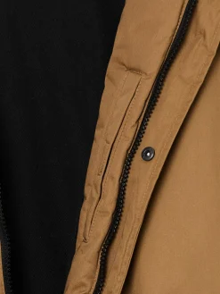 Jasnobrązowy płaszcz z kapturem