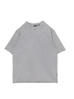 Jasnoszara koszulka z surowym wykończeniem