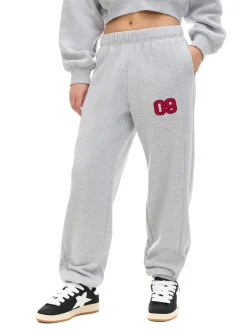 Jasnoszare dresowe joggery z naszywką