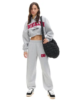 Jasnoszare dresowe joggery z naszywką