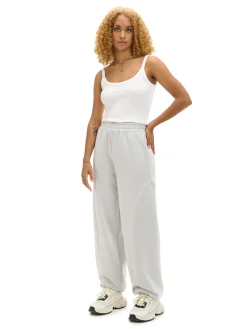 Jasnoszare dresowe joggery z naszywkami