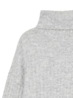 Jasnoszary sweter z golfem