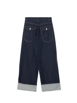 Jeansy baggy z podwiniętymi nogawkami