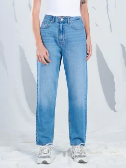 Jeansy mom z wysokim stanem