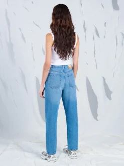 Jeansy mom z wysokim stanem