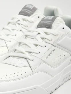 Klasyczne białe sneakersy