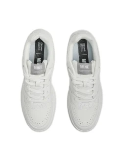 Klasyczne białe sneakersy