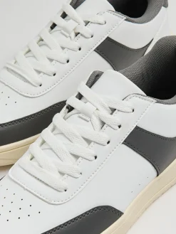 Kontrastowe sportowe sneakersy