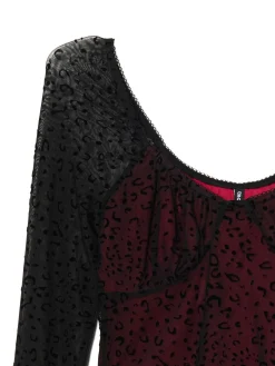 Koronkowa bluzka z dekoracyjnym wykończeniem