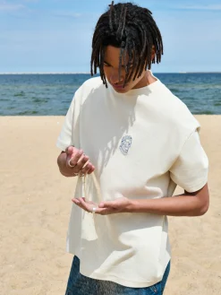 Kremowa koszulka z naszywką