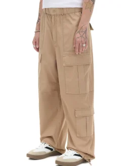 Kremowe spodnie cargo o luźnym kroju